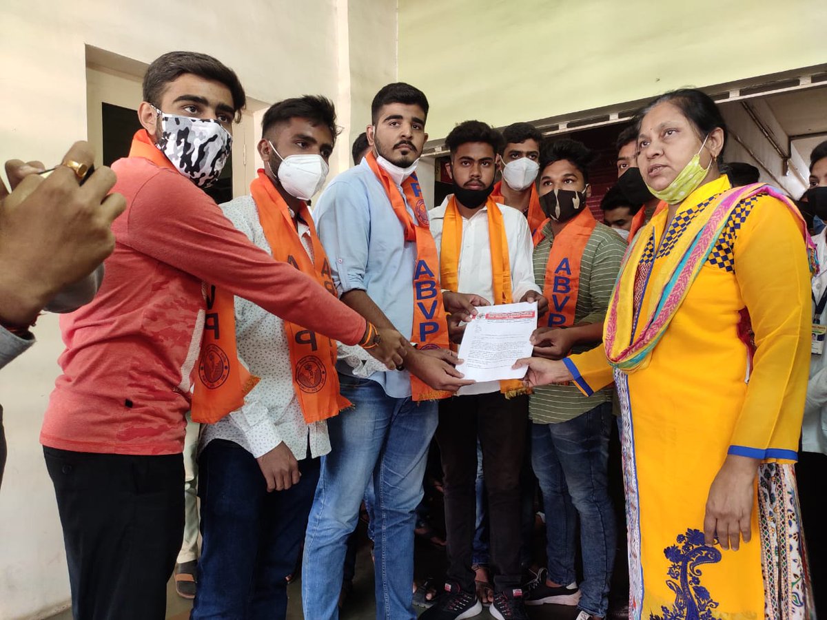 damor_monica's tweet photo. અખીલ ભારતીય વિધાર્થી પરિષદ અને હોમીયોપેથીક ઇન્ટરન્સ તબીબો દ્વારા સ્ટાયપન્ડ વધારા માટે ઉગ્ર રજૂઆત કરવામાં આવી હતી,જો તે પૂરી નહિ થાય તો ભવિષ્ય માં આંદોલન પણ થશે...
#justiceforbhmsinterns 
#abvpgujarat https://t.co/C1kybDDIIN https://t.co/xMCJQYmWsY