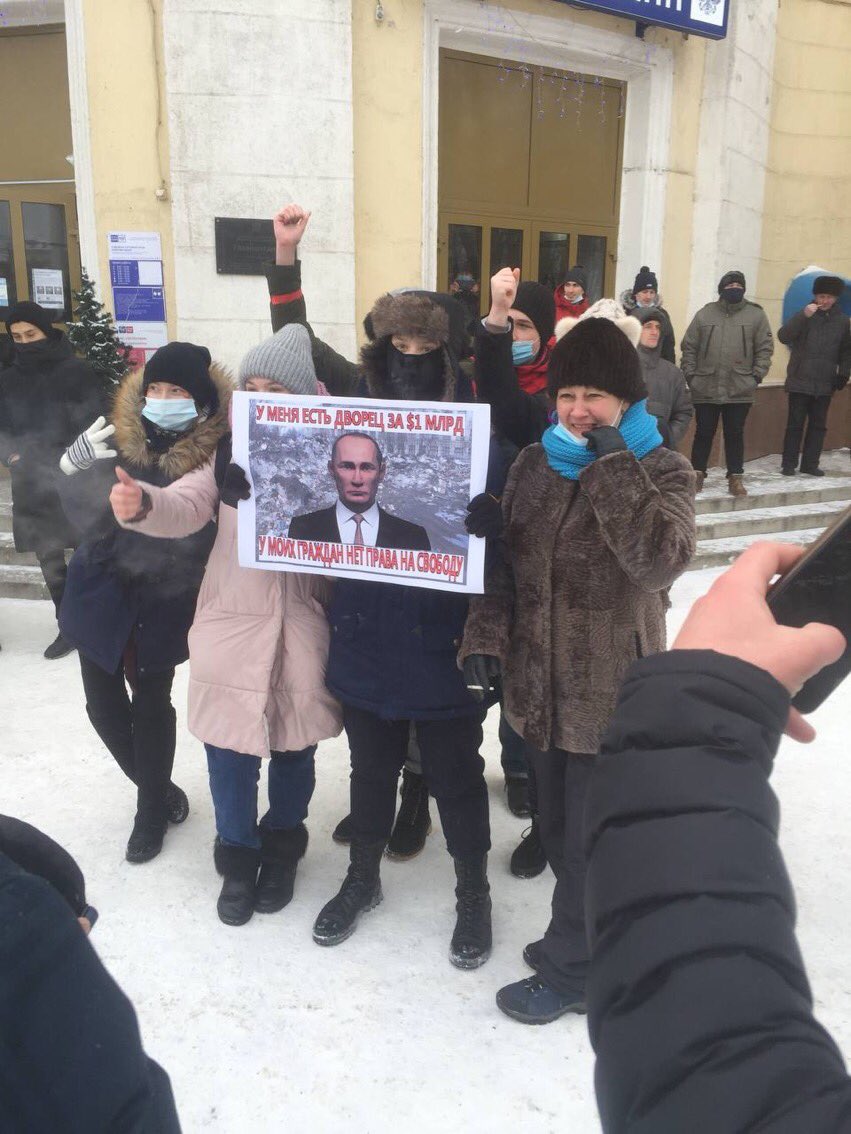 Brave people in Kemerovo holding a Putin sign reading:“I have a palace worth $1 bln. My citizens have no right to freedom.”(Actually Navalny claims the palace is worth $1.36 billion)