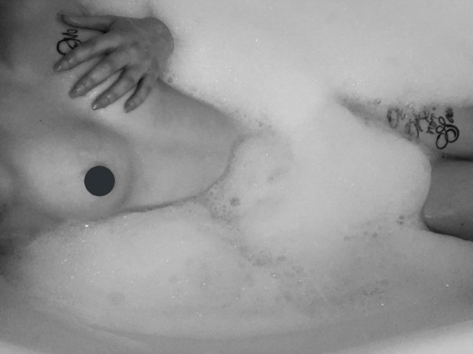 Dieses Bild und vieles mehr gibt es unzensiert auf onlyfans 😉 https://t.co/wi0H0E1OMY
