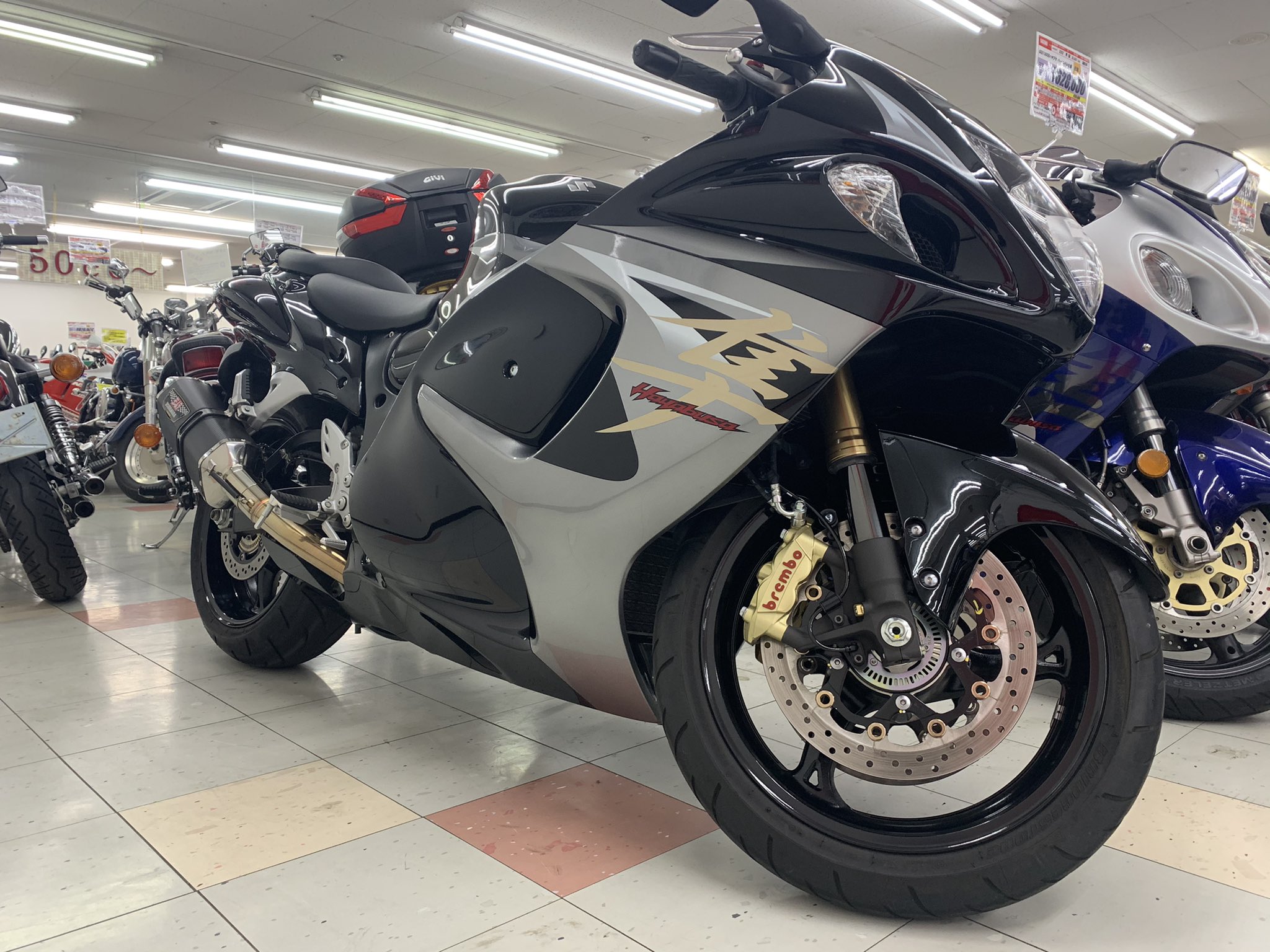 バイク王 つくば絶版車館 Suzuki Gsx1300r ハヤブサ 隼 1999 ハヤブサ最大の特徴といえば最高速度でしょう まさに 世紀最速の市販車 ちなみに初代は1299cc 二代目 07 は1340cc 最高速333 95km H バイク Gsx1300r ハヤブサ 隼