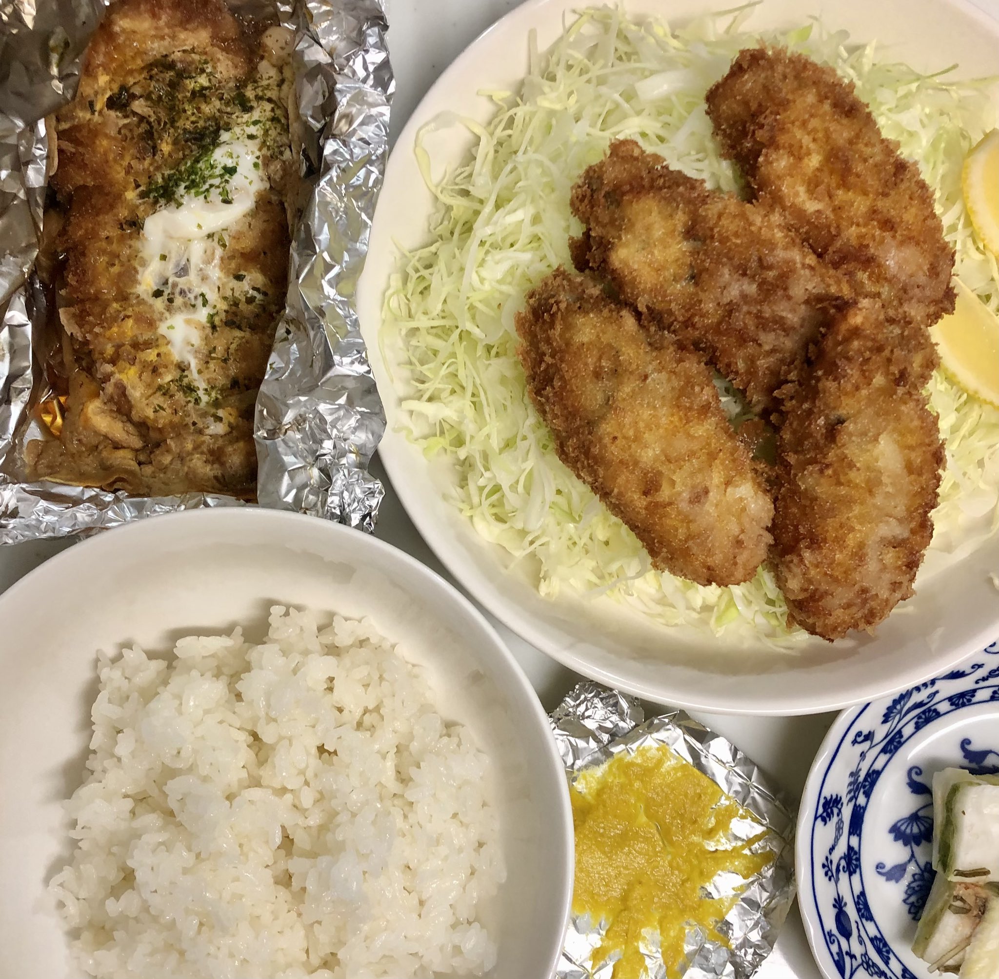 野方商店街振興組合 中野区 とんかつ太郎 さんで 野方テイクアウト カキフライ定食とカツどん 大きいロースカツが小さく見えるぐらいカキフライでかい キャベツたっぷりとレモン 白菜漬け 和カラシ ジップロックジャー入りのシジミ汁付き 野方商店街振興組合 中野区 とんかつ太郎 さんで 野方テイクアウト カキフライ定食とカツどん 大きいロースカツが小さく見えるぐらいカキフライでかい キャベツたっぷりとレモン 白菜漬け 和カラシ ジップロックジャー入りのシジミ汁付き