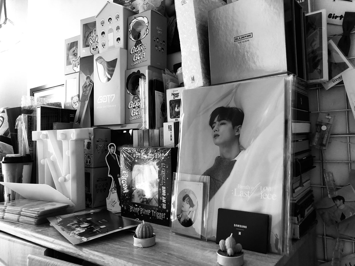 Ohnanadz's tweet image. My merch station 😭 sobrang kalat na amp. Every weekend lang ako nauwi dito sa bahay so kada may dala kong merch ilalagay ko lang kung saan may space hanggang sa ayan na 💀 aaaaaa. So for today aayusin ko lahaaaaat 

#multiproblems