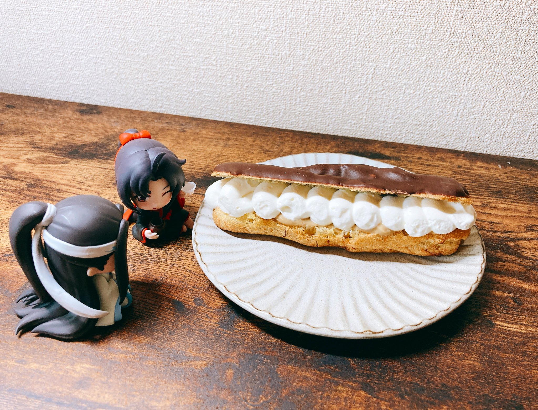 やなぎん 藍湛お誕生日おめでとう これはクリームが 雲深不知処の雪みたいだねって買ってきたエクレア 白いケーキがなかった T Co Sakbea6db3 Twitter