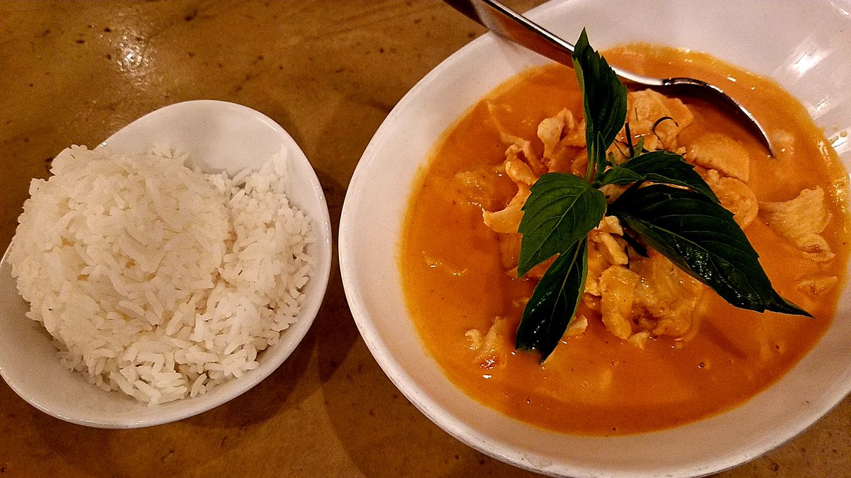 LeCountB's tweet image. #ImStuffed: Crispy Veggie Spring Rolls, Vietnamese Summer Rolls, and Chicken Panang Perfect!!! #Dinner #GootEats