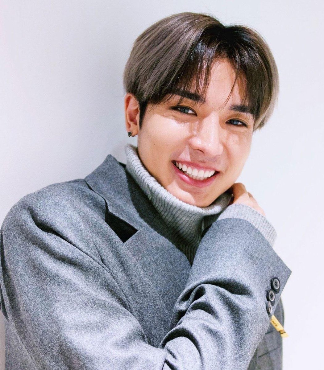 852WangJiaer27's tweet photo. Antes de acabe el #YutoDay quiero compartir una historia, aunque seguro nadie la leerá, pero quiero hablar de la primera (y única hasta ahora) vez que uno de mis favs me a noticiado. Antes de que Pentagon hiciera un CB, todos los días los chicos uno a uno hacian lives en IG, (+) https://t.co/dks85JOjyg