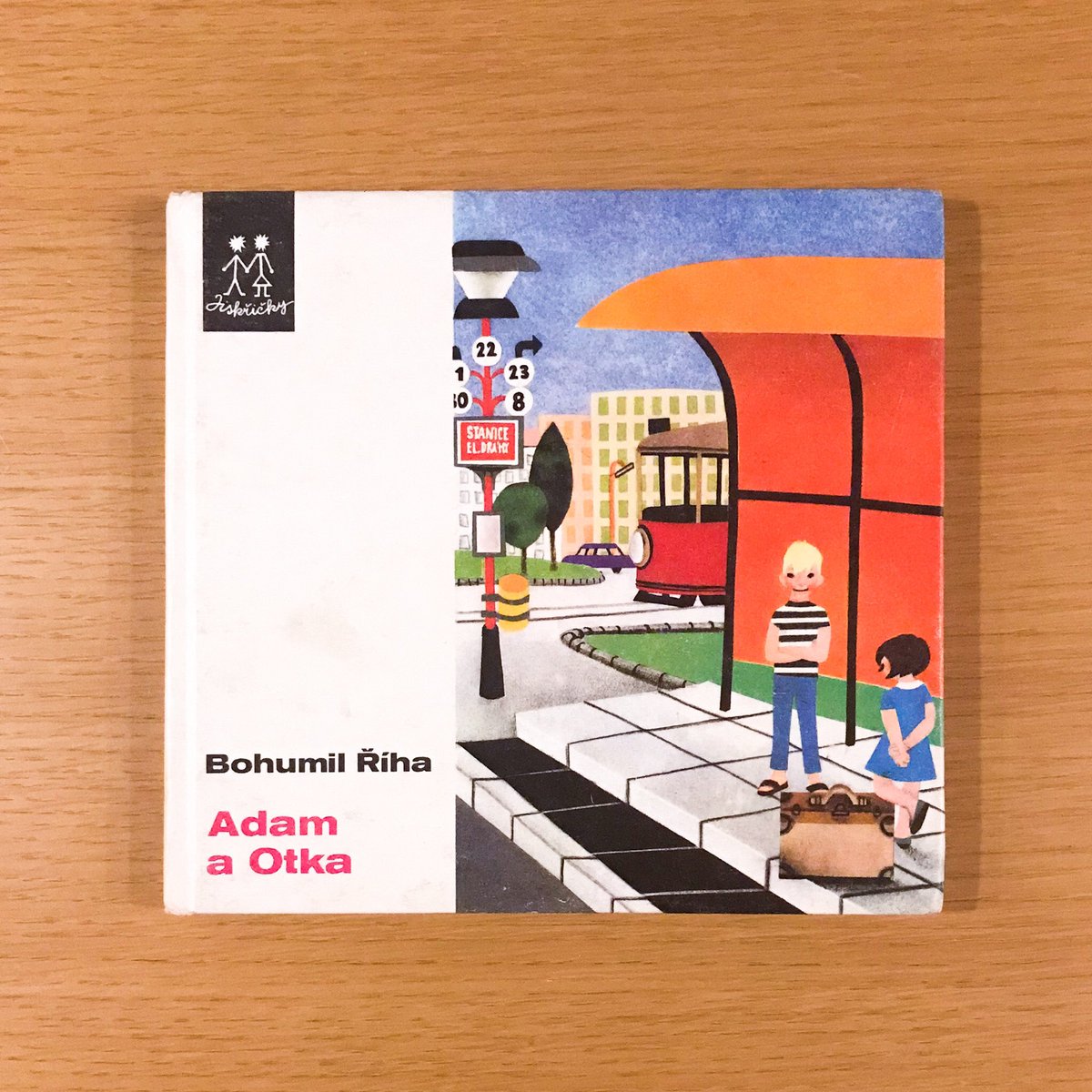 Uzivatel タバネルブックス Na Twitteru 上がロシアのチェブラーシカ そして下はチェコ版 なんだかお餅のようなチェブ こういうデフォルメになるのか と見るのも面白いですね ちなみにチェブラーシカはロシアのエドゥアルド ウスペンスキーの絵本 ワニのゲーナ