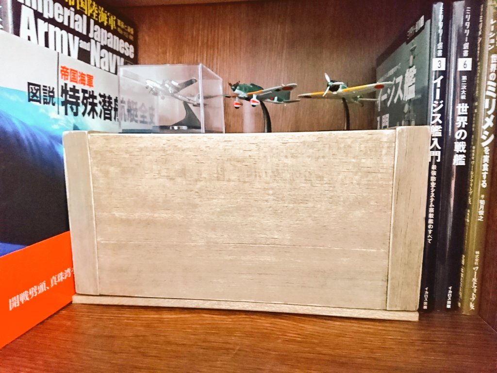 mondo_oclt's tweet photo. 去年からずっと作ってた戦場ができました。外装の箱も作ったよ。本棚の関連書籍の棚に入れてフィギュアを並べると「戦争が詰まった箱」みたいになる。撮った写真にフィルターかけるとデススト写真部っぽくなる。 #デスストランディング #DeathStranding #デスストクラフト部 https://t.co/a8o1Qgv0O0