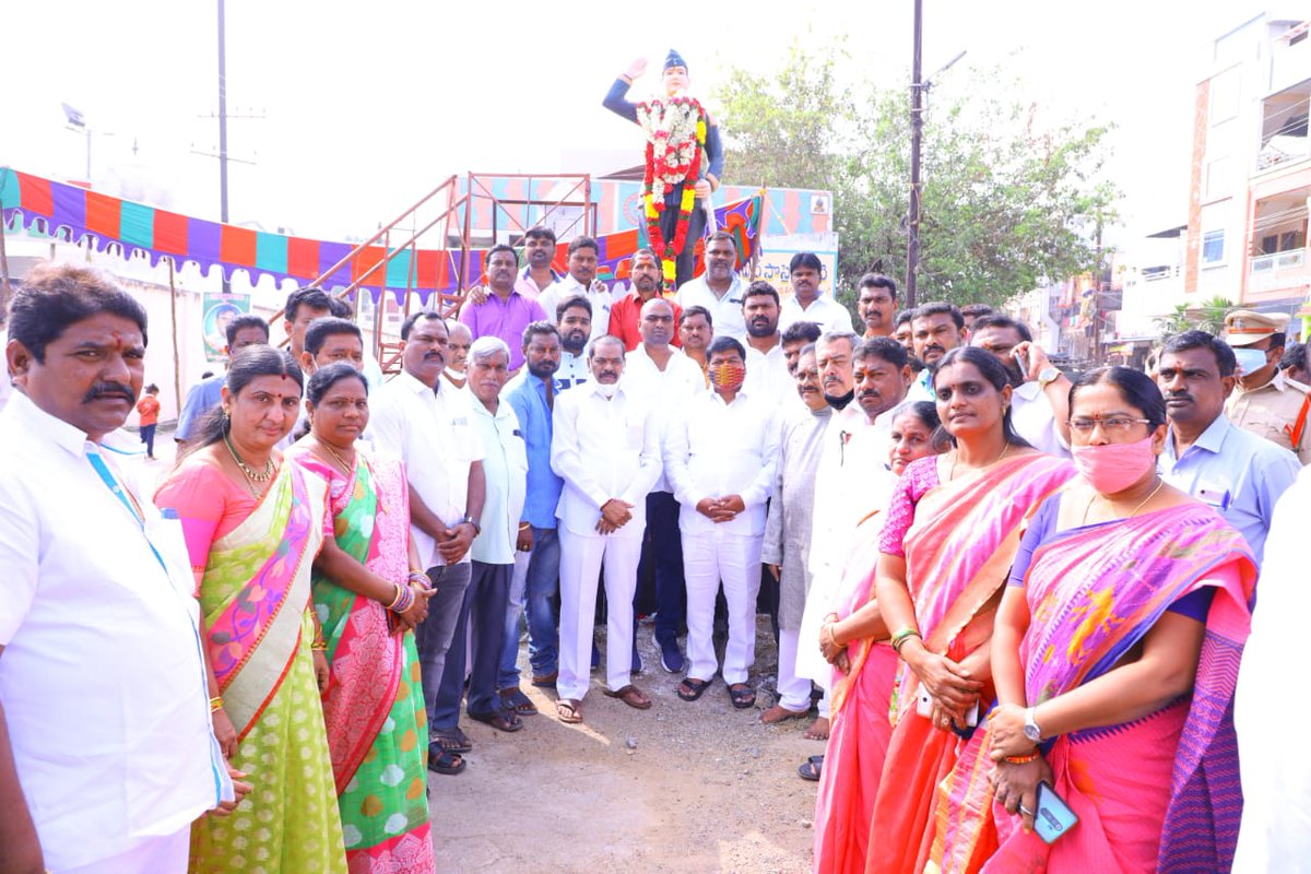 WarangalAltaf's tweet photo. దేశ స్వాతంత్ర్య పోరాటంలో నేతాజీ పాత్ర మరువలేనిది ఎమ్మెల్యే నన్నపునేని నరేందర్ నేతాజీ సుబాష్ చంద్రబోస్ జయంతి సందర్బంగా కరీమాబాద్ లోని రామ్ లక్ష్మన్ గార్డెన్ వద్దగల సుభాష్ చంద్రబోస్ విగ్రహానికి పూల మాల వేసి నివాళులర్పించిన ఎమ్మెల్యే నన్నపునేని నరేందర్ అన్న, @TrsNarender @KTRTRS https://t.co/UkOhAZv9ER