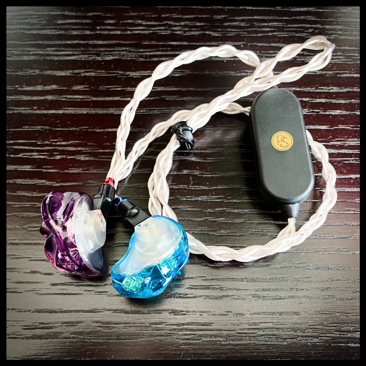 Nonby55Re's tweet photo. お散歩オーディオ🎧👣🚶

FitEar MH335DWSR + PLUSSOUND X8 Series Bluetooth Cable(SPC/Type6Litz)

#NowPlaying LiSA-炎
#FitEar #須山補聴器 #plussound  #MH335DWSR https://t.co/fvwi5dg7Za