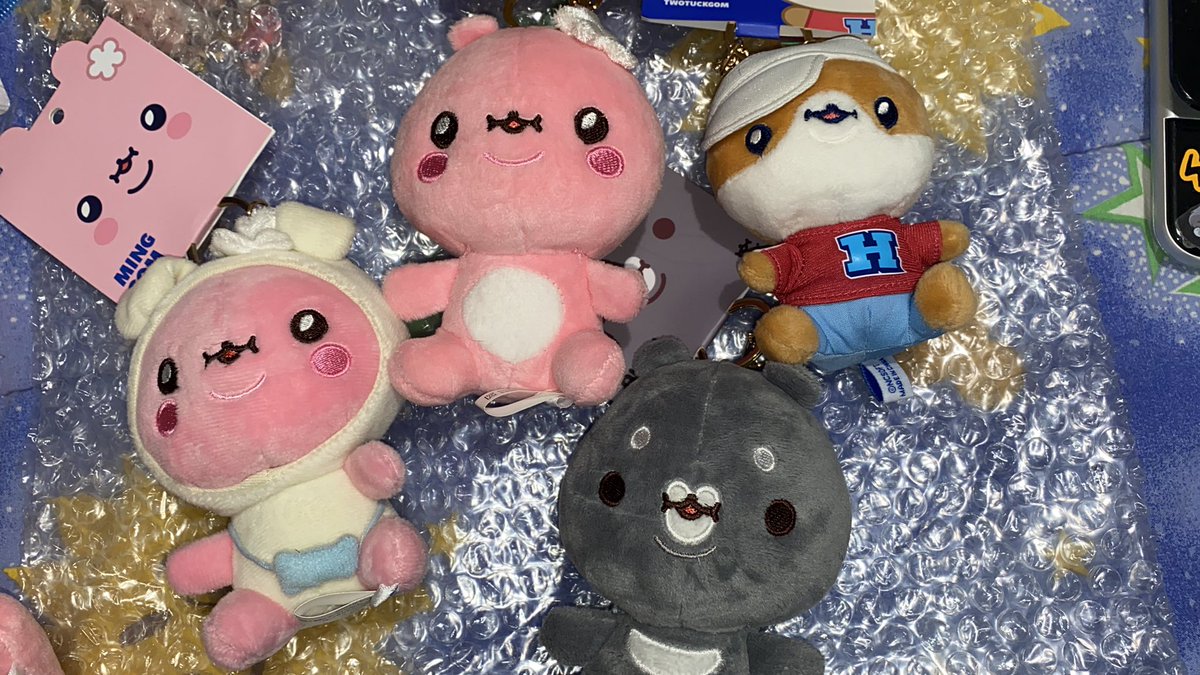 yekku93's tweet photo. mini figurine $25
"7" keyrings $18
hamgom sitting cushion $35
keyrings $25 https://t.co/xd44NY6AY1