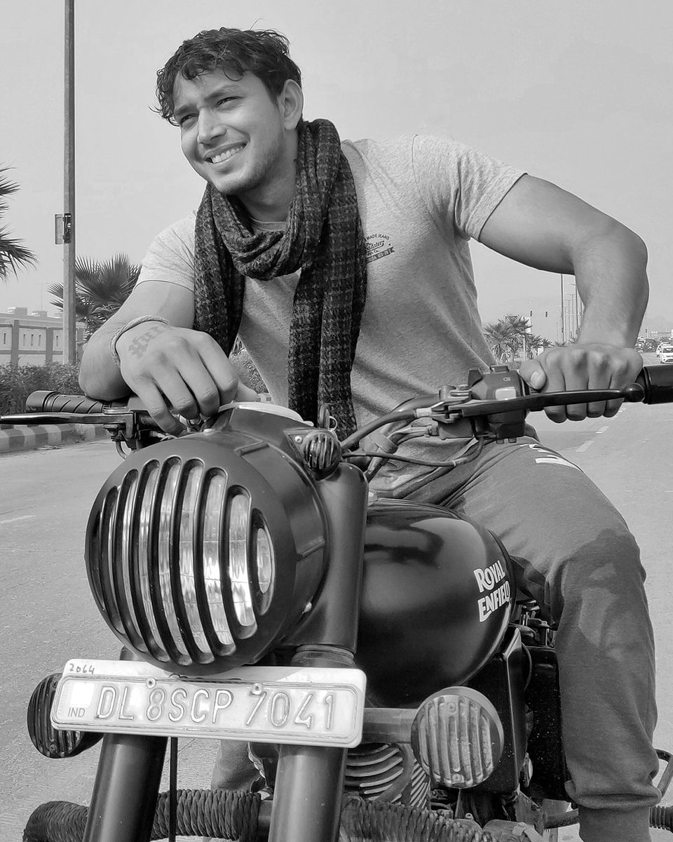 Enfield doesn't leak oil they mark their territory. #royalenfiel500 #royalenfield #rovalbike #rovalenfieldbullet #royalenfieldlovers #blackandwhite #blackandwhitephotography #blackandwhitephoto #blackandwhiteportrait #Smile