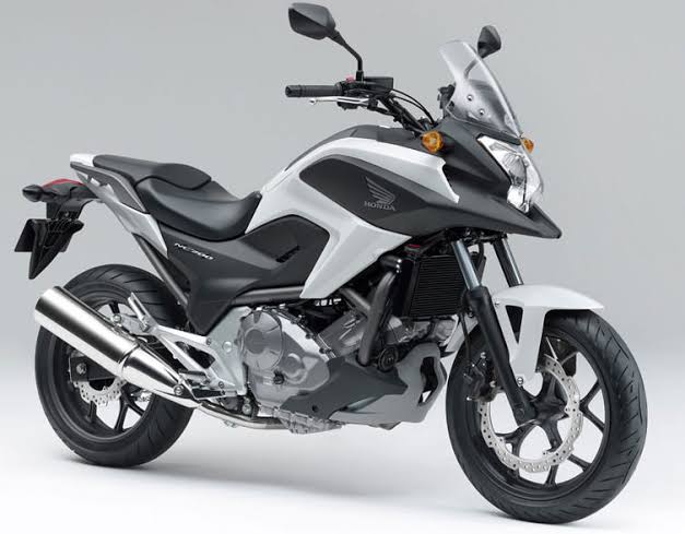 好き勝手に車を語るアカウント ホンダ Nc700x Nc700s メットインを備え四輪の低燃費技術を取り入れたエンジンを搭載 馬力こそ控えめだがトルクフルで十分速い 安価 低燃費かつ乗りやすい 実用性はトップクラスのバイク Dctモデルもある 一方 趣味車