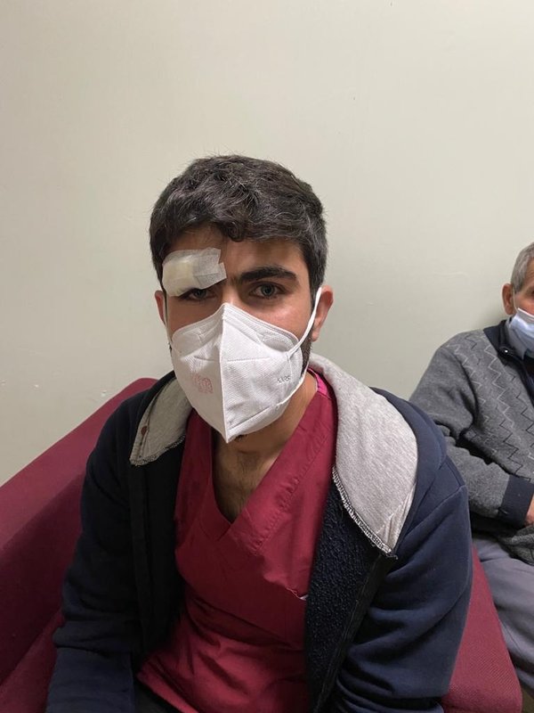 ilkyardim_abc's tweet photo. 2020'nin ilk 6 ayında sağlık çalışanlarına şiddet son 11 yılın en yüksek seviyesine ulaştı. Her gün ortalama 40 sağlık çalışanı, fiziksel, psikolojik ve sözel şiddete maruz kalıyor. Halk nezdinde değersizleştiren beyanların şiddete etkisi çok fazla!
#ŞiddetVarsaSağlıkçıYok https://t.co/FBrtp5vhU1