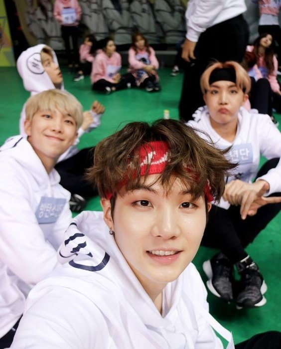 what your gallery be like if you're friends with bts — a thread;