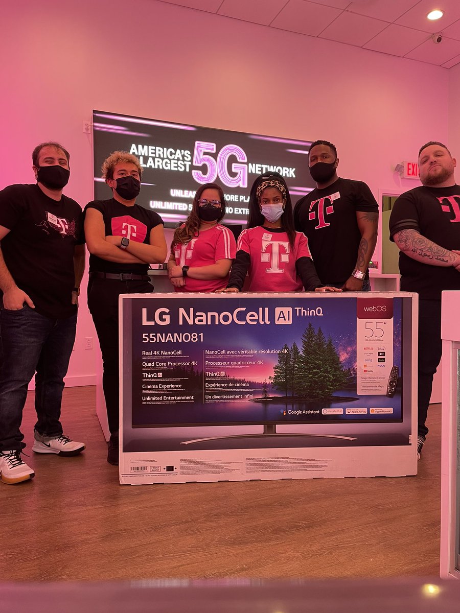 ElhageHamz's tweet image. Who says Christmas must end in December? @mariajimenezz4 @MagentaEsme hand delivering a 55 inch tv to Katrina RSM in Chicago ridge. Shout out to Katrina finishing Top TPR location in handset Activation to target percentage. @iMobileUSA @iismail1 #Chicagomob#December2remember