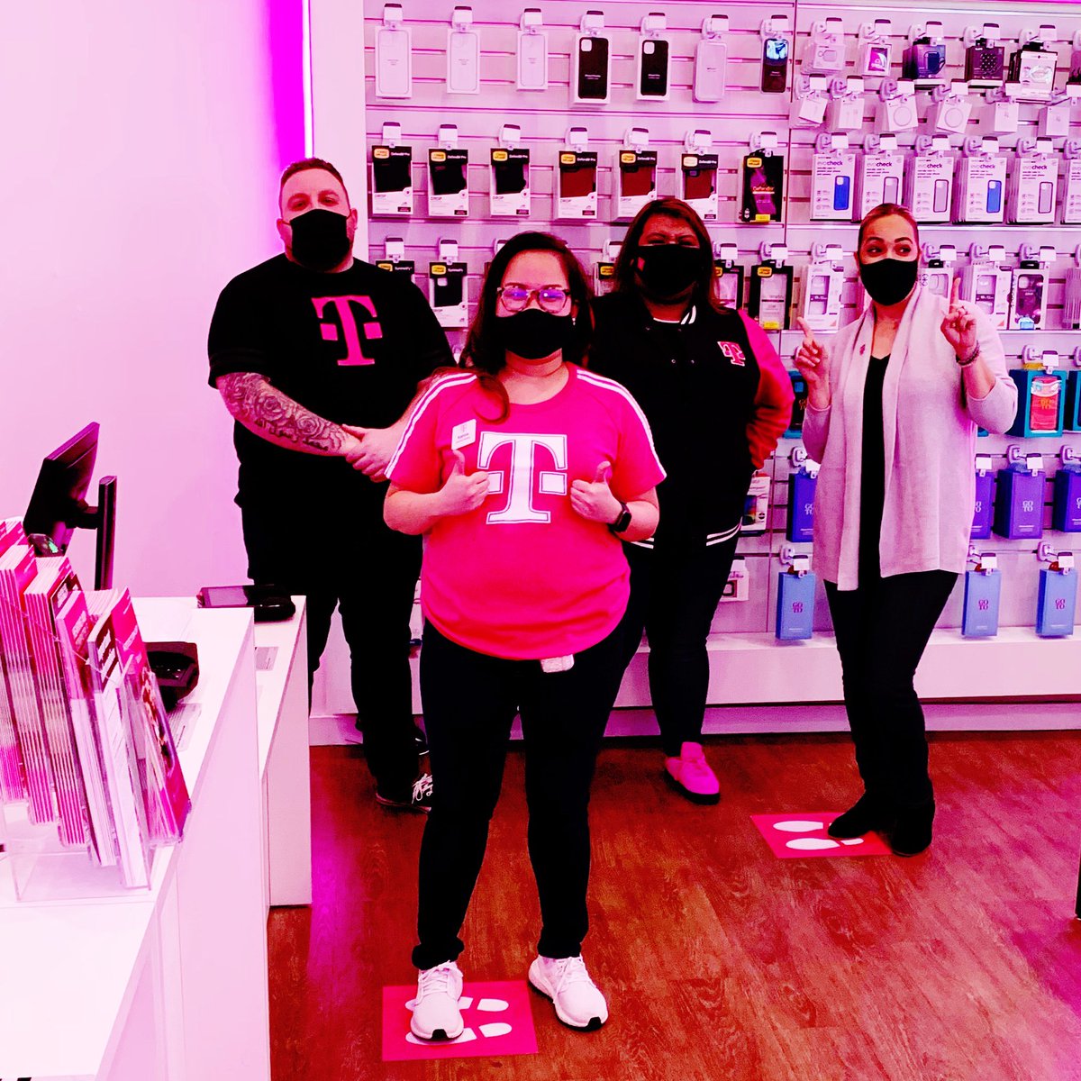 ElhageHamz's tweet image. Who says Christmas must end in December? @mariajimenezz4 @MagentaEsme hand delivering a 55 inch tv to Katrina RSM in Chicago ridge. Shout out to Katrina finishing Top TPR location in handset Activation to target percentage. @iMobileUSA @iismail1 #Chicagomob#December2remember