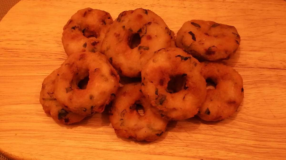 hasu_mukbang's tweet photo. WHEAT FLOUR SNACK (English Sub) හාල් පිටි වඩේ :: උදු නොදා ඒ රසටම වඩේ හදන... https://t.co/CmhYFRfdfB via @YouTube #TeaTimeSnack
#InstantSnack
#WheatFlourSnack https://t.co/fgFLefUEkG