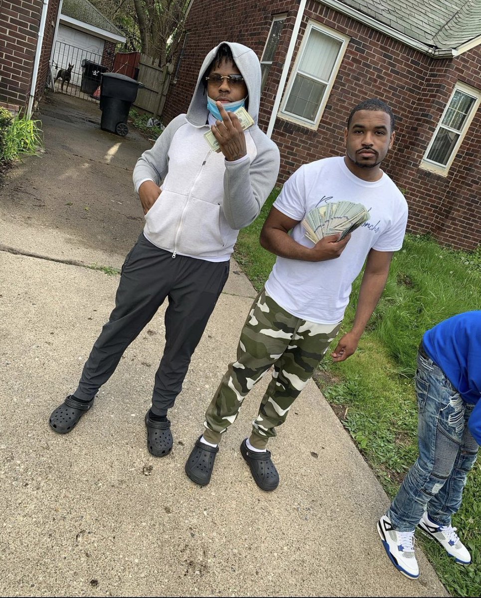 therealrj4620's tweet photo. 100BandMan idc about no Swag I got on a Nike Joggy & some Crocs & 10Bands @JavarEscobar #RipJizzle #ForeverPaid 4620 https://t.co/pkil5sqMhh