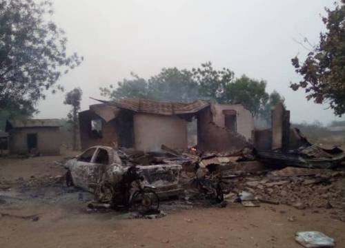 SaharaReporters's tweet photo. "I Walked All Night In The Forest, Now In Ogun State"—Seriki Fulani Says After Youths Allegedly Burnt His Settlement In Oyo | Sahara Reporters 
He told Saharareporters that many of his family members were shot by the angry youths. He said...
READ MORE: https://t.co/aoxwd3hgtf https://t.co/KLYnThGBoH