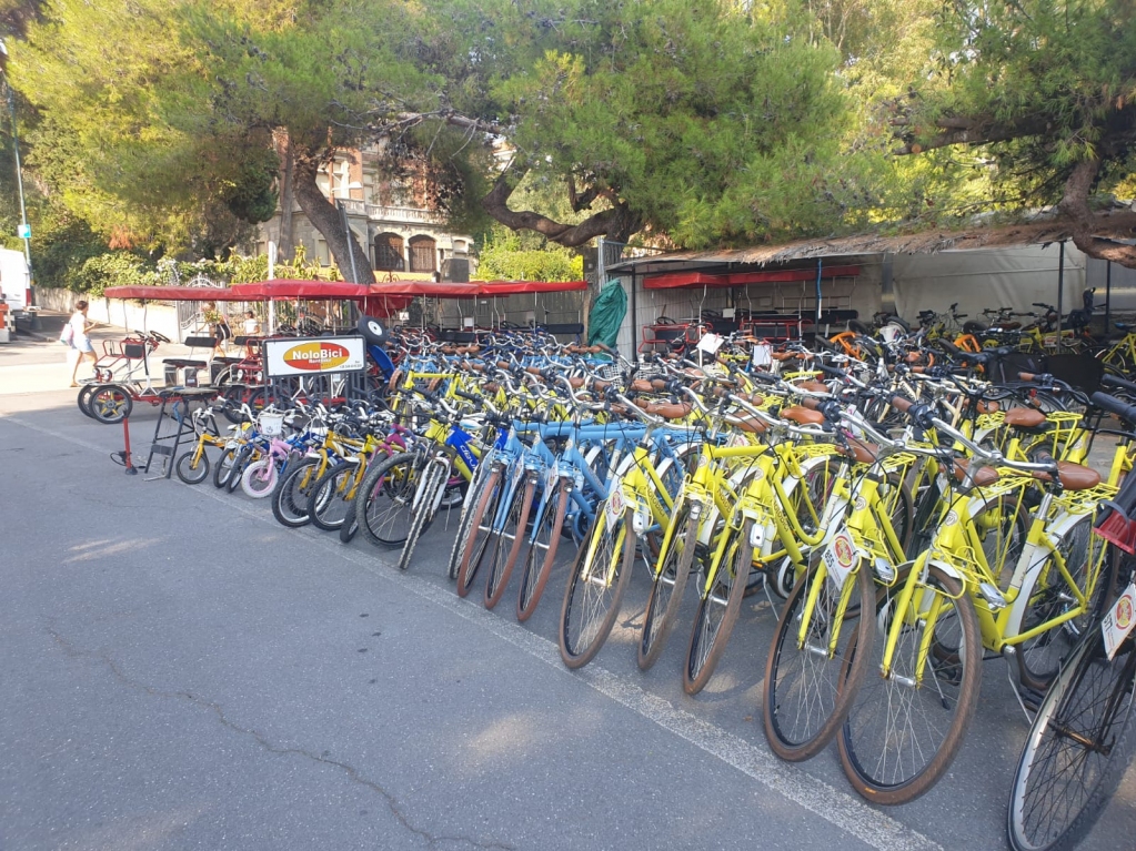 NoloBici's tweet photo. I nostri punti Nolobici di Sanremo Sud - est, Sanremo vecchia stazione e Santo Stefano al mare, via aspettano alle 9 alle 17, con tutti i nostri prodotti a vostra disposizione!
Per info e prenotazioni +39 349 4916206 oppure + 39 3791271239 https://t.co/0kf5ThDlLw https://t.co/ovq6aHZkZA