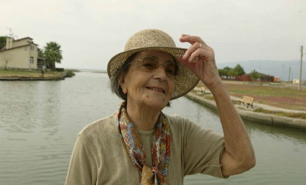 "Beni sorarsan,
Kış işte
Kalbin elem günleri geldi
Dünya evlere çekildi, içlere
Sarı yaseminle gül arasında
Dağların mor baharıyla
Sis arasında
Denizle göl arasında
Yanımda kediler kuşlar
Fikrimden dolaşıyorum"

☀️

#GültenAkın