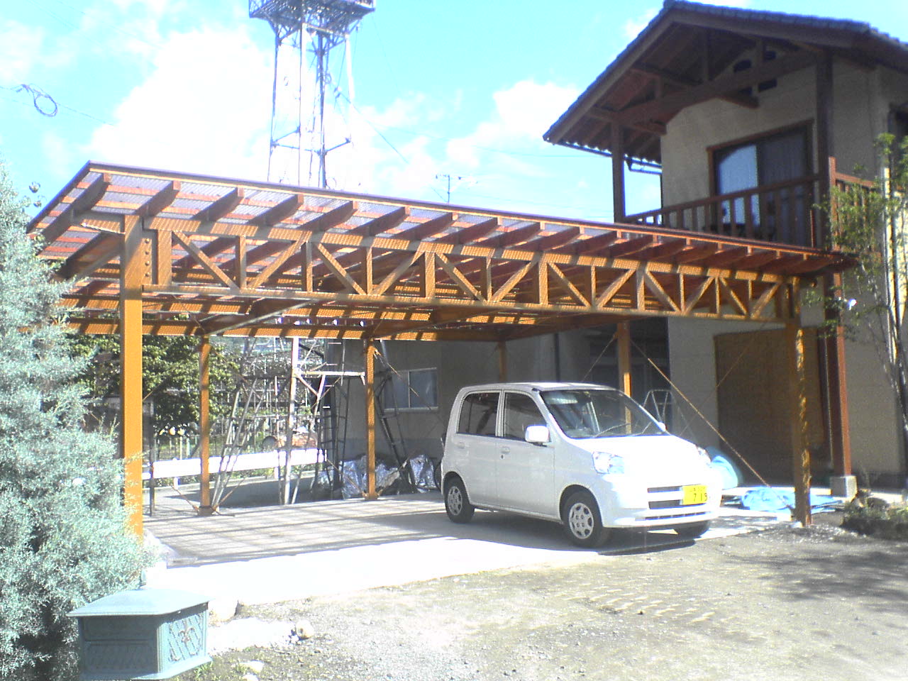 古屋製作所 Kai的すまいと 山梨的鉄骨車庫 パーゴラ調車庫です 軽量鉄骨をトラス形状にすることにより 大きく間隔をあけることができます 山梨県ではこの様なアーチを使って ぶどう棚を作っています 不動産 新築 リフォーム 鉄骨工事のご