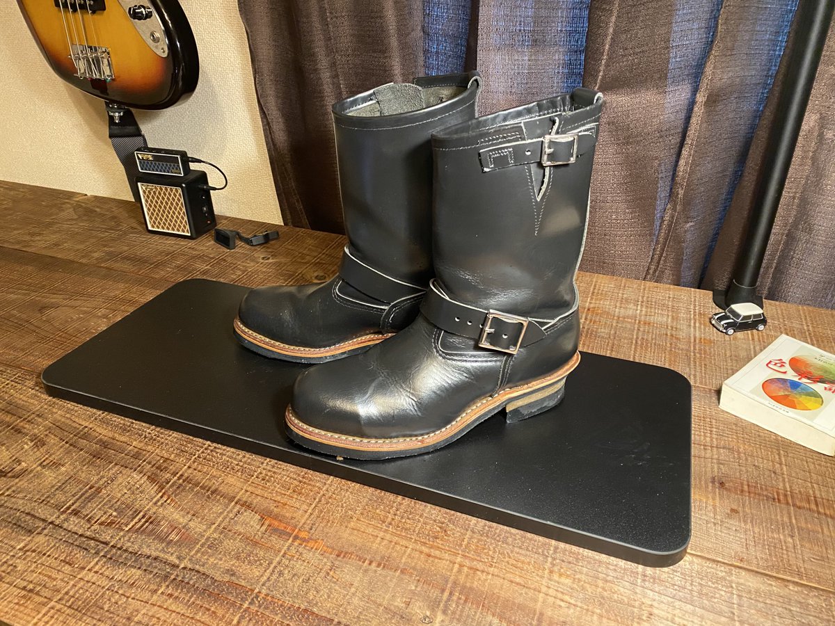 mikan_se_i's tweet image. 衝動に駆られレッドウィングのエンジニアブーツ(スチールトゥ)を購入
そして履いて帰るというw

マーチンかジョージコックスしか靴を持っていない(スーツでも靴はマーチン)自分がレッドウィングを買うことになるとは・・・

これを機にエンジニアになーーーる！！

雨なのが残念だ・・・

#REDWING2268