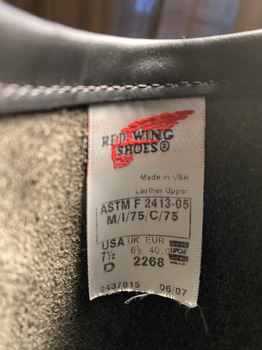 mikan_se_i's tweet image. 衝動に駆られレッドウィングのエンジニアブーツ(スチールトゥ)を購入
そして履いて帰るというw

マーチンかジョージコックスしか靴を持っていない(スーツでも靴はマーチン)自分がレッドウィングを買うことになるとは・・・

これを機にエンジニアになーーーる！！

雨なのが残念だ・・・

#REDWING2268