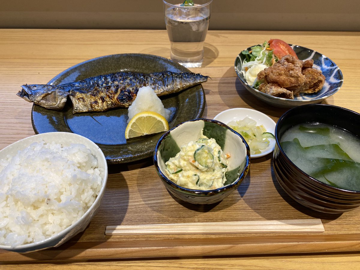 堤春乃10 15北参道live 英語 終わりました 今日は先生が発音に厳しかった お昼まだだったのでお腹すいて入った大好きな居酒屋さんのランチ定食に駆け込みました これ食べて手帳書いたら 急いで帰って18 00から配信しますー このお魚のパリパリ具合