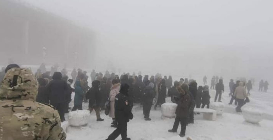 thinking of all journalists covering #Navalny protests today across Russia where arrests have started, #StaySafe and stay warm - here a picture of protesters out in Yakutsk where it's -51 degrees