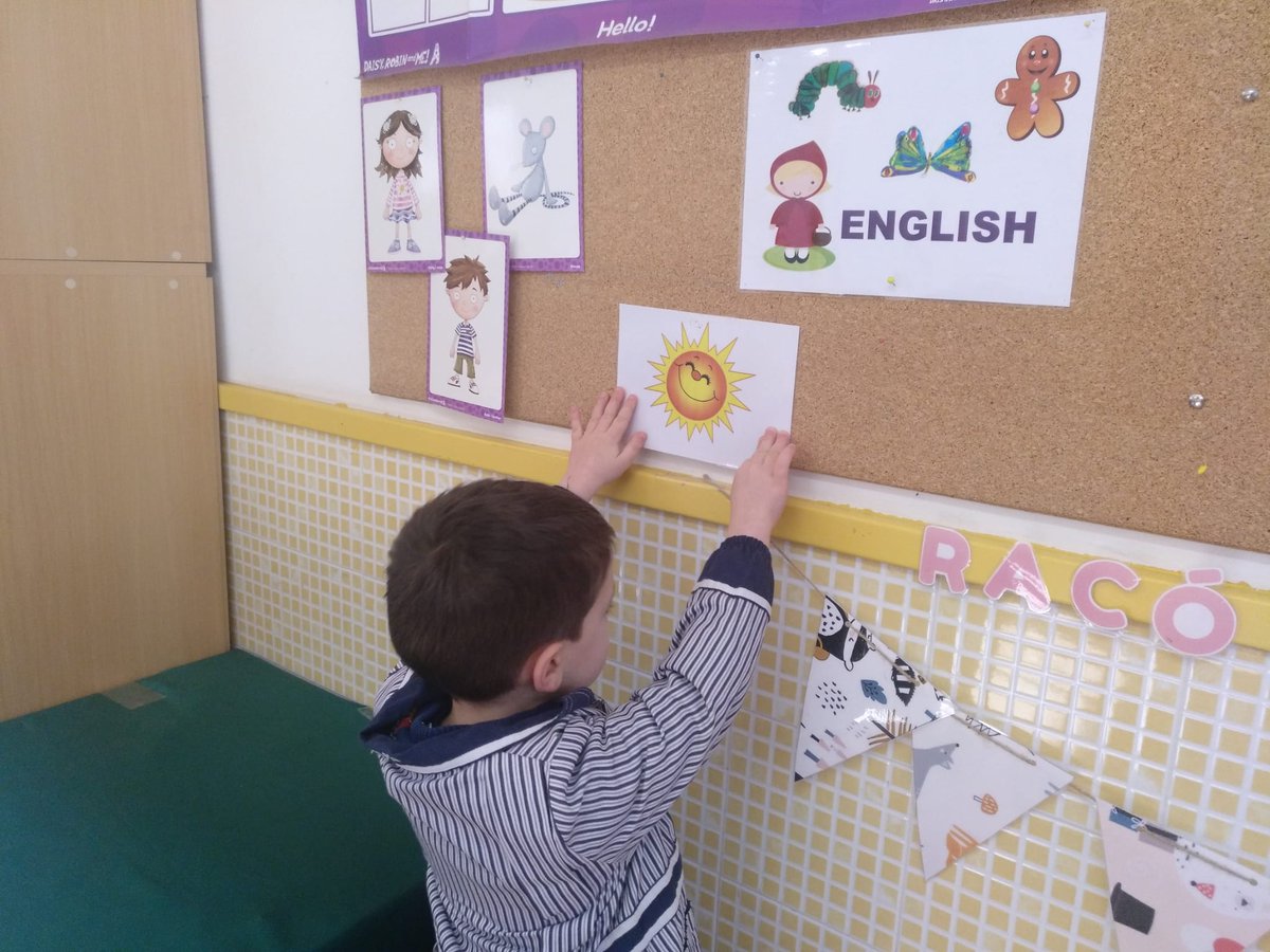 epiasabadell's tweet photo. Today has been a fantastic day full of surprises! Doing the morning routines in English we went to see what the weather was like. Looking through the window we saw that it was raining.
#P4PIASABADELL
#INFANTILPIASABADELL https://t.co/AQVK2JRDBA