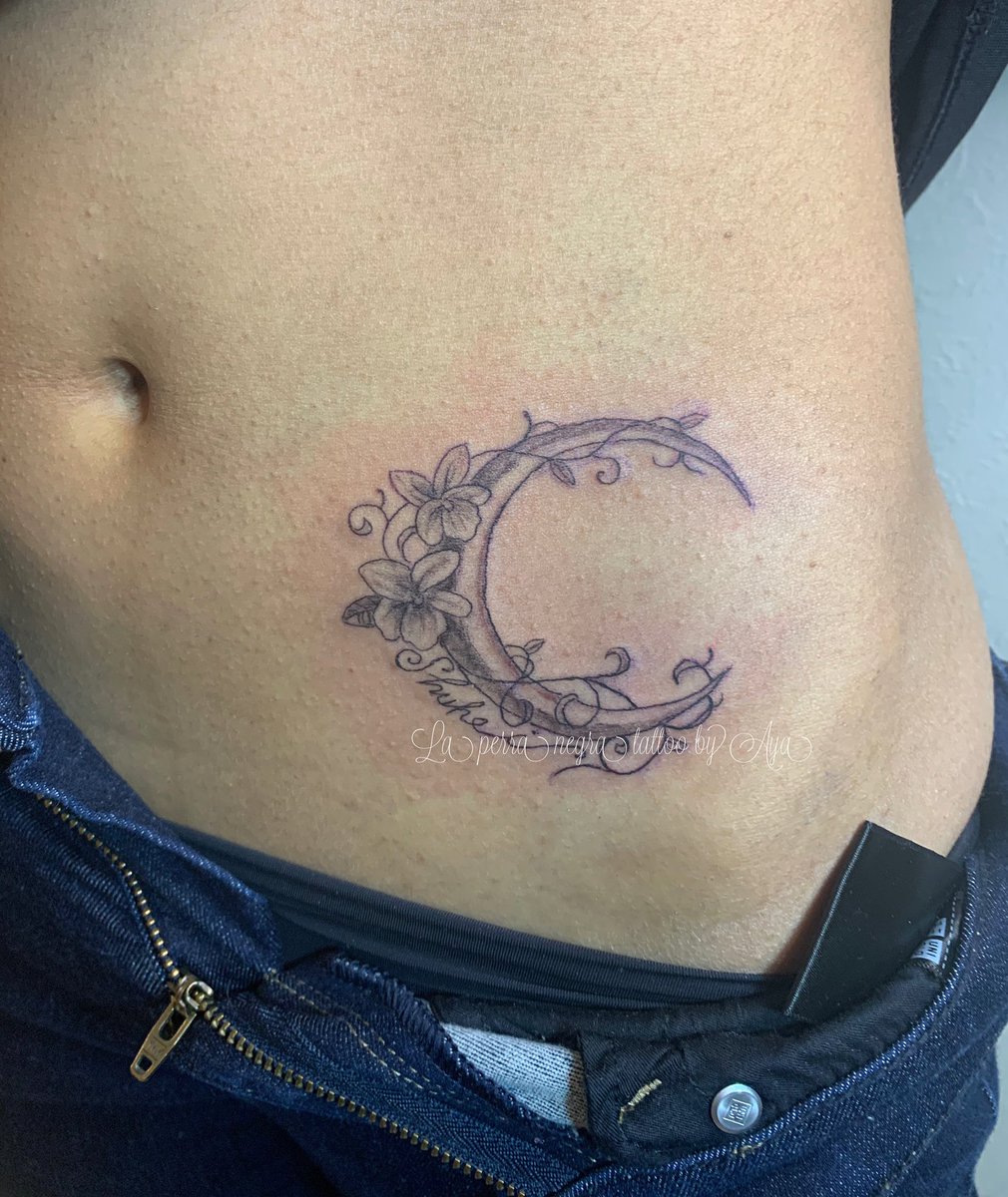 タトゥースタジオ La Perra Negra Tattoo By Aya 当タトゥースタジオはお客さんのリクエストでデザインします スミレの花と三日月 タトゥー タトゥーアーティスト タトゥーデザイン カスタムタトゥー タトゥー女子 タトゥーガール おしゃれ