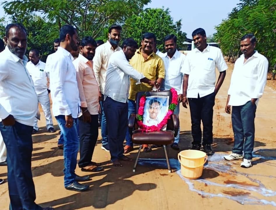 RAVIVAR48042861's tweet photo. CM KCR గారి PHOTOకు 
ఈరోజు MARPALLY KALAN 
market office 
వద్ద పలబీ సెకం.....? https://t.co/SSAW7V3Aio