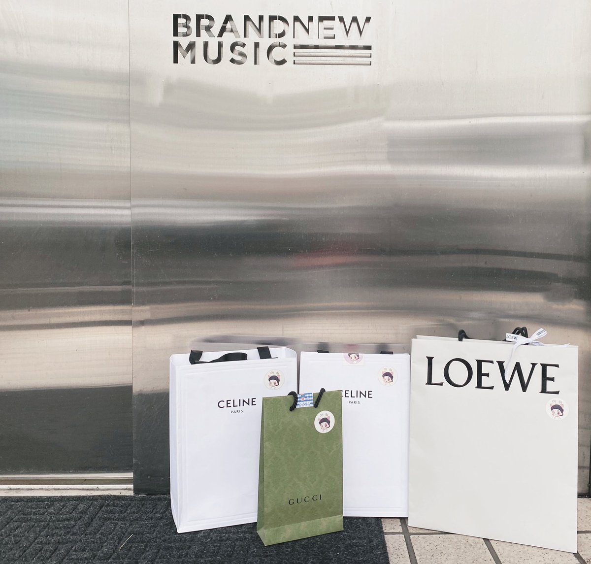 uranus_ur's tweet image. 🎉 Birthday project for DaeHwi 🎉 
우리 대휘의 21번째 생일을 축하하기 위해 회사한테 생일선물을 전달을 했습니다  ^^ 올해 만난 기회가 별로 없어도 대휘를 꾸준히 좋아하는 마음이 한결같습니다 . 진심으로 우리 어린왕자 대휘가 21번째 생일 축하합니다 ❤ 
#대휘