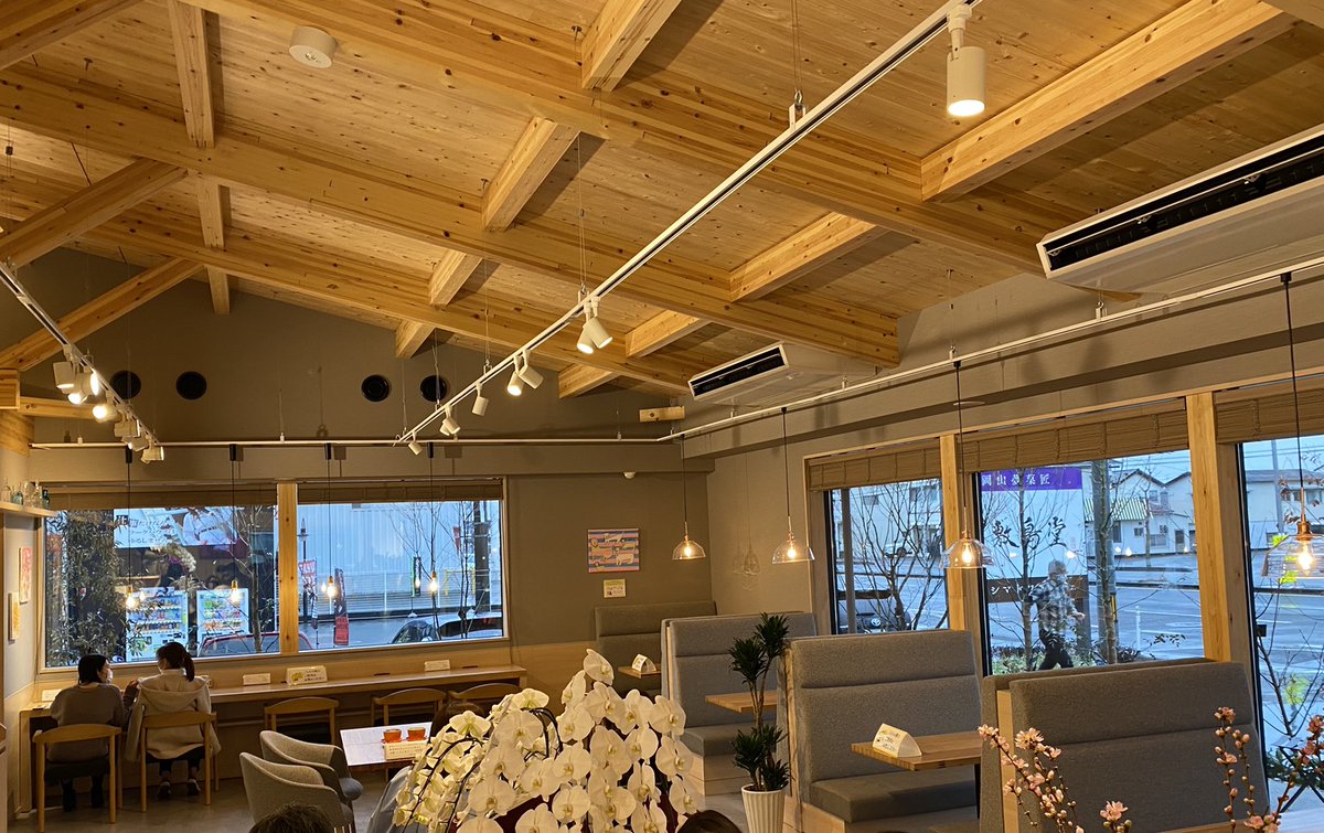 Ibon 岡山に 敷島堂 のcafeが 出来たらしく行ってきました 国産和栗のしぼりたてモンブラン テイクアウトしました 木箱に入って金箔かな キラキラしてて映えてた ふわっふわで中にサクサクの あれが入ってて美味しかったです 岡山 敷島堂 Ibon 岡山に 敷島堂 のcafeが 出来たらしく行ってきました 国産和栗のしぼりたてモンブラン テイクアウトしました 木箱に入って金箔かな キラキラしてて映えてた ふわっふわで中にサクサクの あれが入ってて美味しかったです 岡山 敷島堂