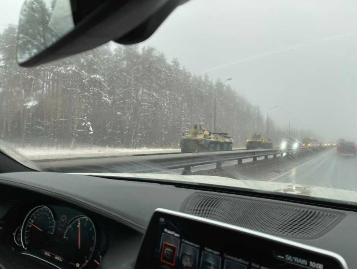 Some parts of Russia’s major cities look like Minsk, which became almost a militarised fortress during the peak of protests again Lukashenko. @meduzaproject shares this photo of what look like armored personnel carriers traveling into Moscow