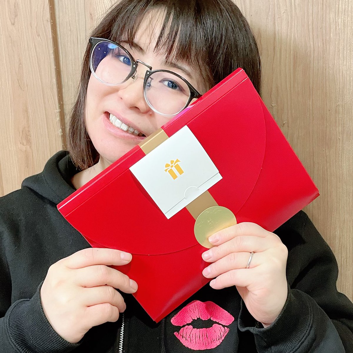 吉田裕子 国語講師 友人から誕生日プレゼントにおもしろい本をもらいました くらべる骨格動物図鑑 妙にリアルでシュール なイラストに笑いながら いろんな動物のことを学べます