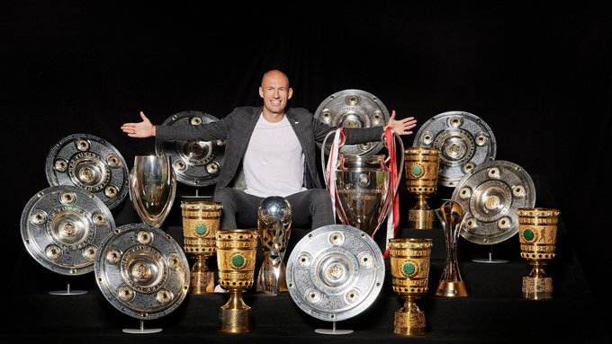 Happy Birthday 37 Tahun Arjen Robben
Manusia Kaca  Dribling..Dribling..Cut Inside..Shoot...Golll  