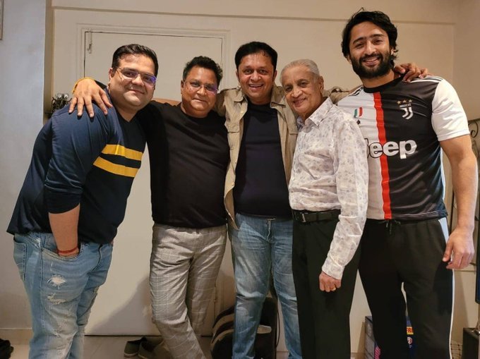 apoorvavijay's tweet photo. #avinashmishra  #ShaheerSheikh #Mohit #DeepakSir #Sanjeev #Aashish

Protect their bond❤️❤️🔘🔘🔘🔘

Mashallah their smiles😍😍😍😍😍😭😭😭😭

Naanu kya style yaar🔘🔘🔘

I really like Shah's beard look❤️❤️❤️🔥🔥🔥🔥

Football me na sahi yahan toh Ronaldo-Messi Bhai bhai h😎😁 https://t.co/LQFwrTv4mZ