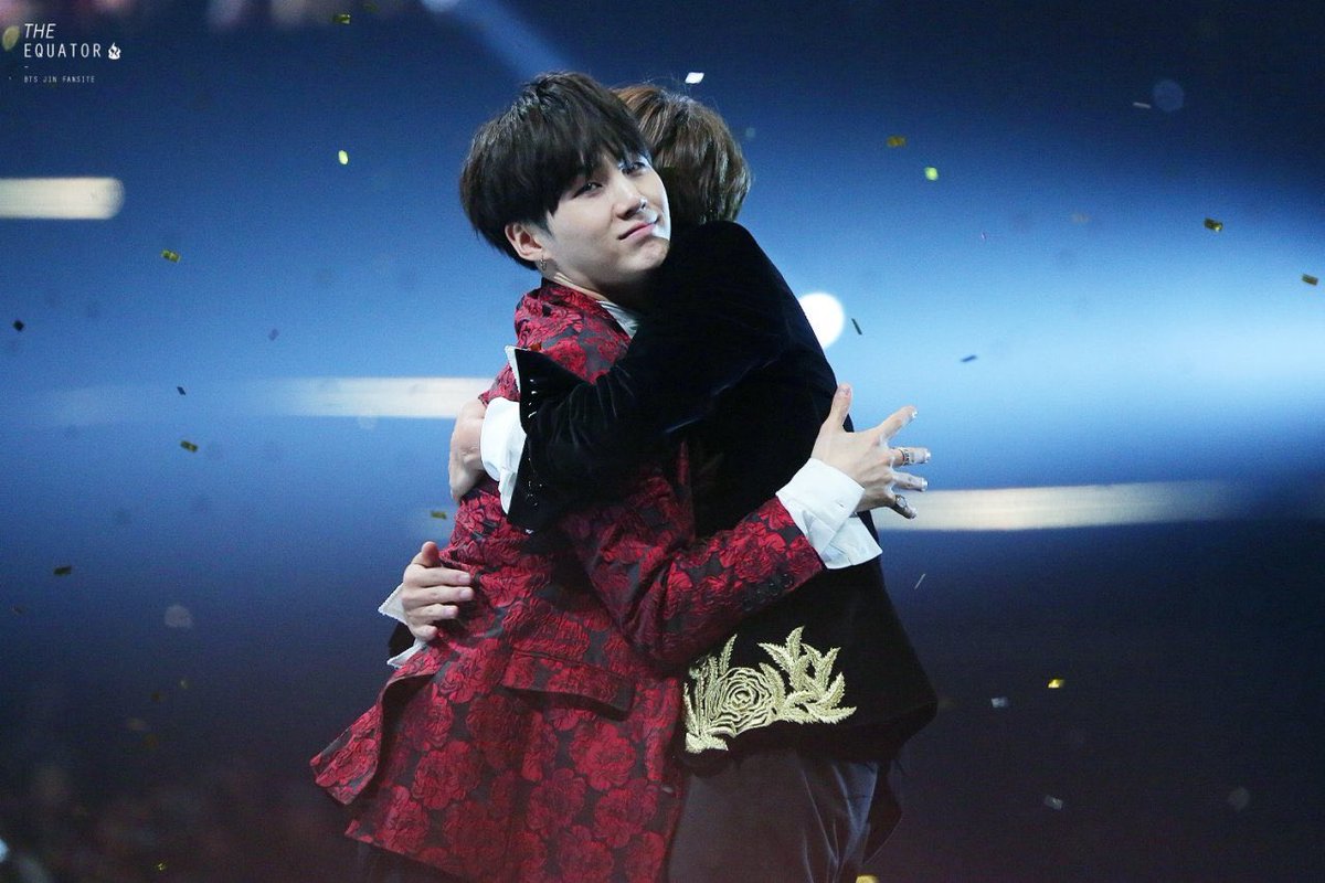 the yoonjin hug photo sequence 