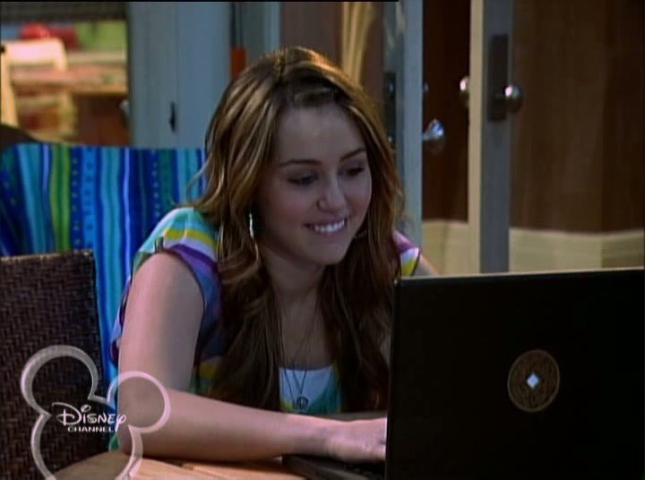 OCHannahMontana's tweet photo. me looking at old videos of me having fun https://t.co/UCYrKFcltd