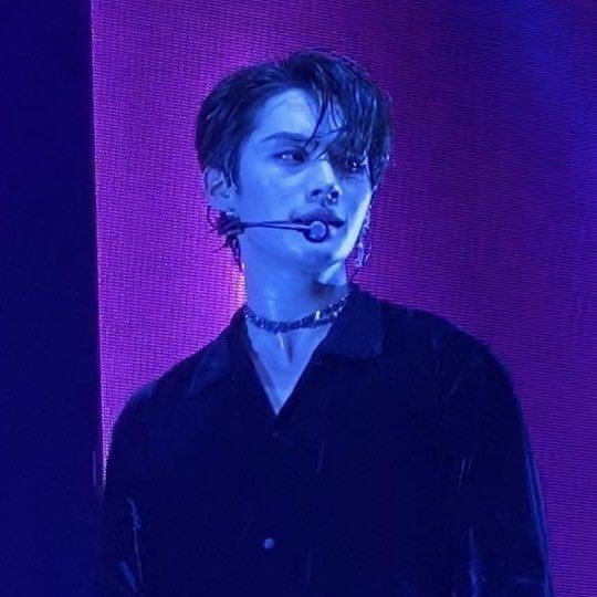 Lee know feeling himself, mostly on stage: a breathtaking thread @Stray_Kids  #LeeKnow