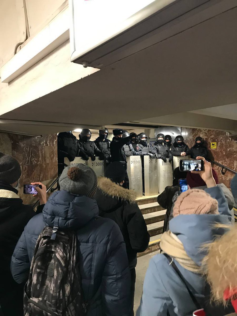 Riot police in some cities have blocked entrances to the subway, apparently to limit access to protest sites.This is Novosibirsk, via  @teamnavalny_nsk