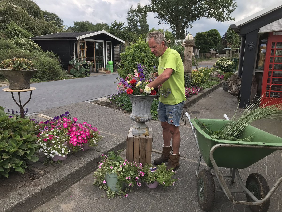 Naast de groentetuin is er ook een bloementuin. Hier komen enorm veel insecten op af. <a href="/LuNijk/">Lu Nijk</a> maakt van deze bloemen (veel dahlia's) de prachtigste bloemwerken voor in de theeschenkerij en het Kooklokaal. Daar worden we vrolijk van!
