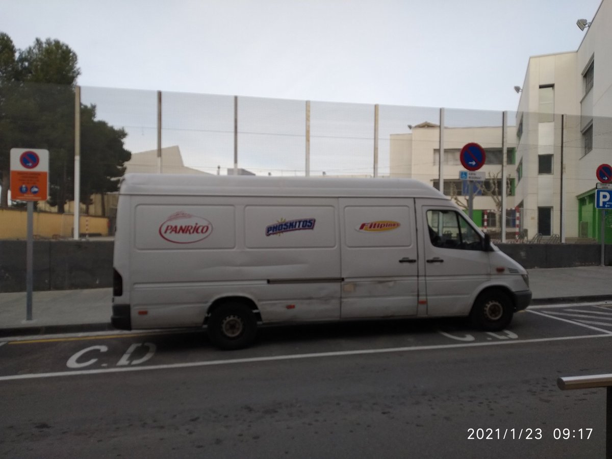 Aquesta furgo porta aparcada desde dijous a les 14:00h en un espai reservat a 20 min. Així cada setmana i cada dia , i ningú fa res. <a href="/ajigualada/">Ajuntament Igualada</a>