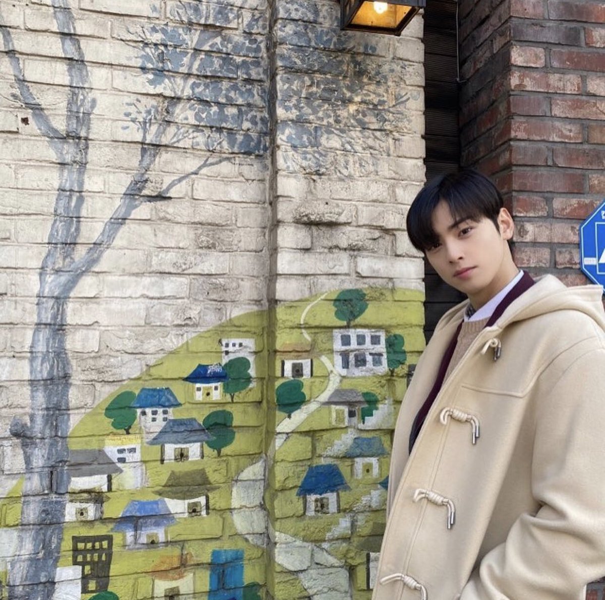 snnyminn's tweet photo. I knew it, they have the same coat behdjsjsiskndsn 💘🙈 #ShinShinCouple https://t.co/mMflxT7Z9M