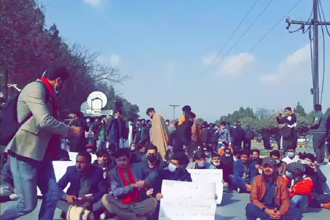 DWMOfficial's tweet photo. سر فروشی کی تمنا اب ہمارے دل میں ہے۔۔۔
دیکھنا ہے زور کتنا بازوئے قاتل میں ہے۔۔۔
#OnlineExam_IsOurRight
#RestoreMBBSseats https://t.co/teyb2ahdcM