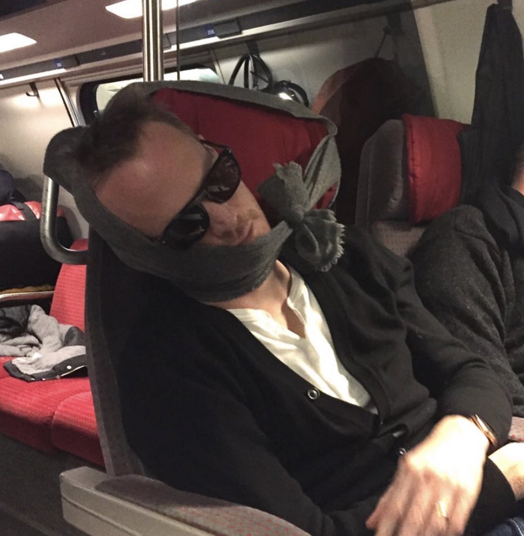 Paul Bettany as his cat Eva.(Very important thread)