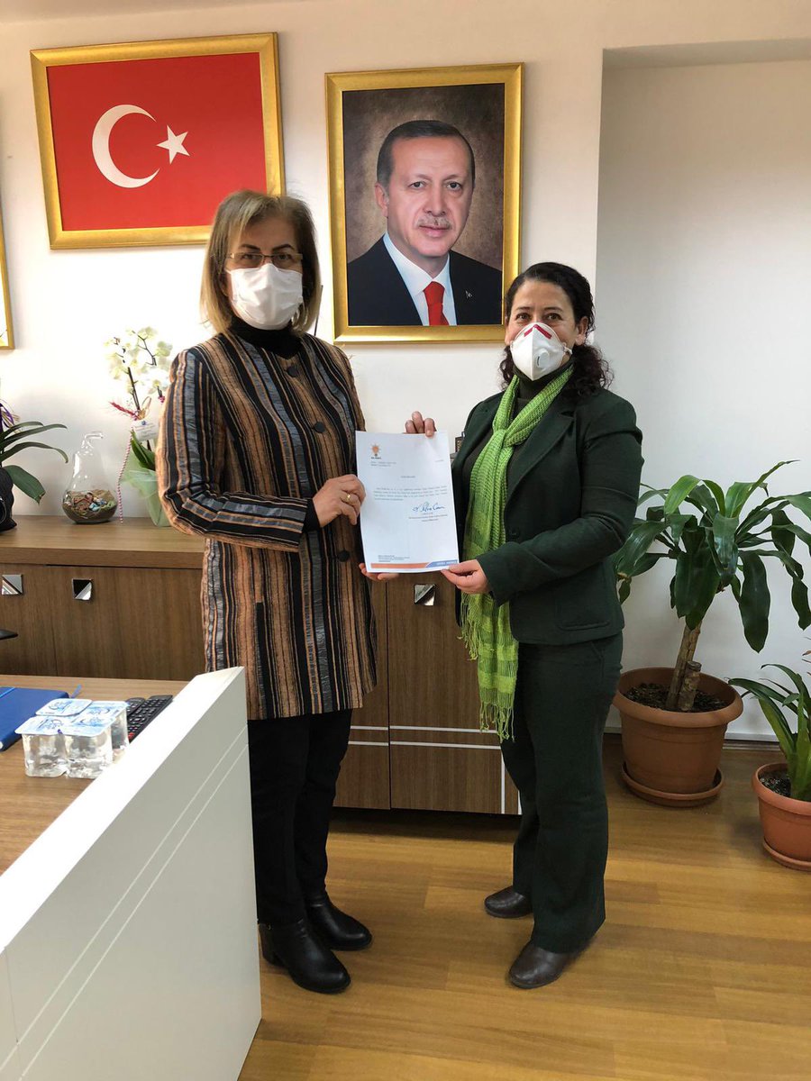 MuratErcan0606's tweet photo. Şimdiye kadar yaptığı başarılı çalışmaları neticesinde yeniden Sincan Kadın Kolları Başkanlığına atanan @NigarKoca0666 Hanımefendiyi tebrik eder, muvaffakiyetler dilerim. Allah yolunu açık etsin. https://t.co/HSLuy6LP9R