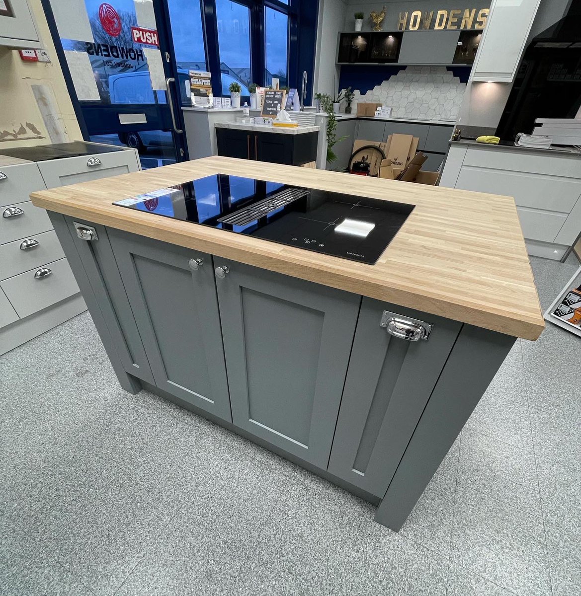 JwaBuilding's tweet image. Some more work carried out at Howdens, Derby, Chestergreen today. This is the new Chilcomb dusk blue with solid oak worktop. #howdens #howdenschestergreen #work #jwa #kitchen #oak #instagram #instadaily #derby #makita